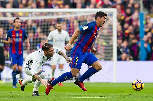 BARCELONA, SPAIN - DECEMBER 03:  Luis Suarez (R) of FC Barcelona fights for the ball with Sergio Ramos (L) of Real Madrid CF during the La Liga match between FC Barcelona and Real Madrid CF at Camp Nou stadium on December 3, 2016 in Barcelona, Spain.  (Photo by Alex Caparros/Getty Images)